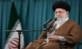 سلام نظامی زن بی‌حجاب به تصویر رهبر انقلاب در تهران/ عکس