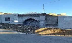 سردر گرمابه تاریخی پیرحصار زیر آوار نخاله‌های ساختمانی / اثر ثبت ملی پاتوق معتادان شد!