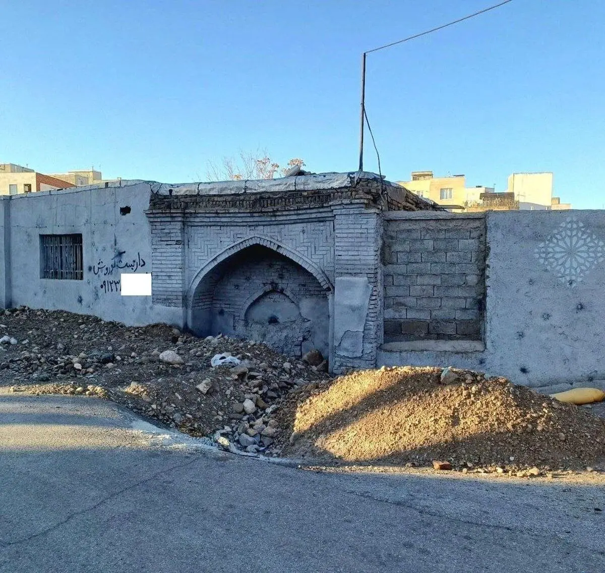سردر گرمابه تاریخی پیرحصار زیر آوار نخاله‌های ساختمانی / اثر ثبت ملی پاتوق معتادان شد!