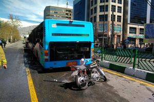 آتش سوزی یک دستگاه اتوبوس در خیابان ولیعصر (عج) بلافاصله مهار شد