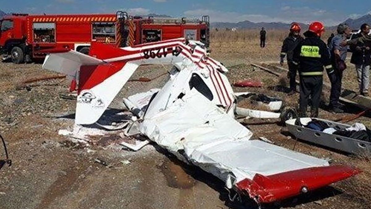 4 عکس از صحنه سقوط هواپیما در مرودشت شیراز 