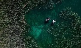 این روستای شگفت انگیز از کف دریاچه مرموز بیرون زده!