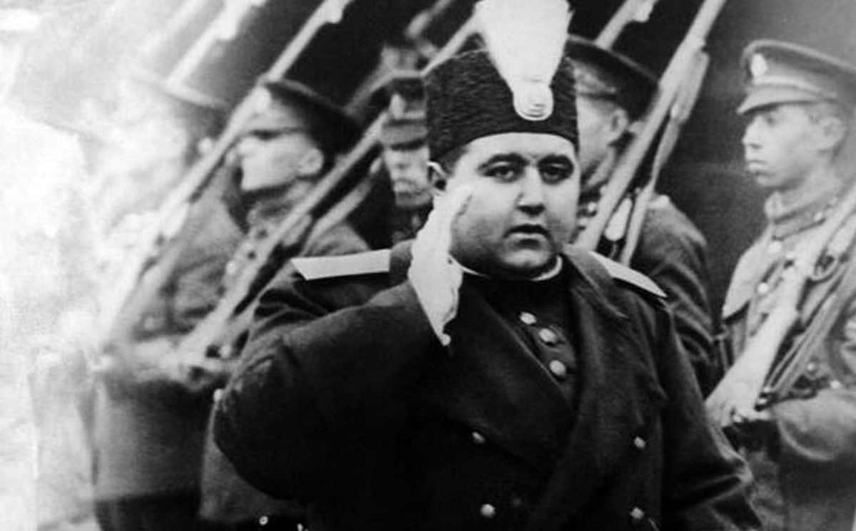 سفر به تاریخ؛ عکس دیدهنشدۀ «خانم خانوما» همسر احمدشاه قاجار در کنار دخترش
