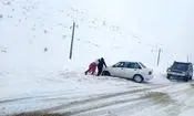 ۱۲۰ مسافر گرفتار در برف و کولاک در گردنه مائین بلاغ امدادرسانی شدند
