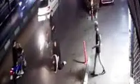 سرقت گوشی در خیابان نیرو هوایی تهران؛ دو موتورسوار در چند ثانیه فرار کردند/ ویدئو