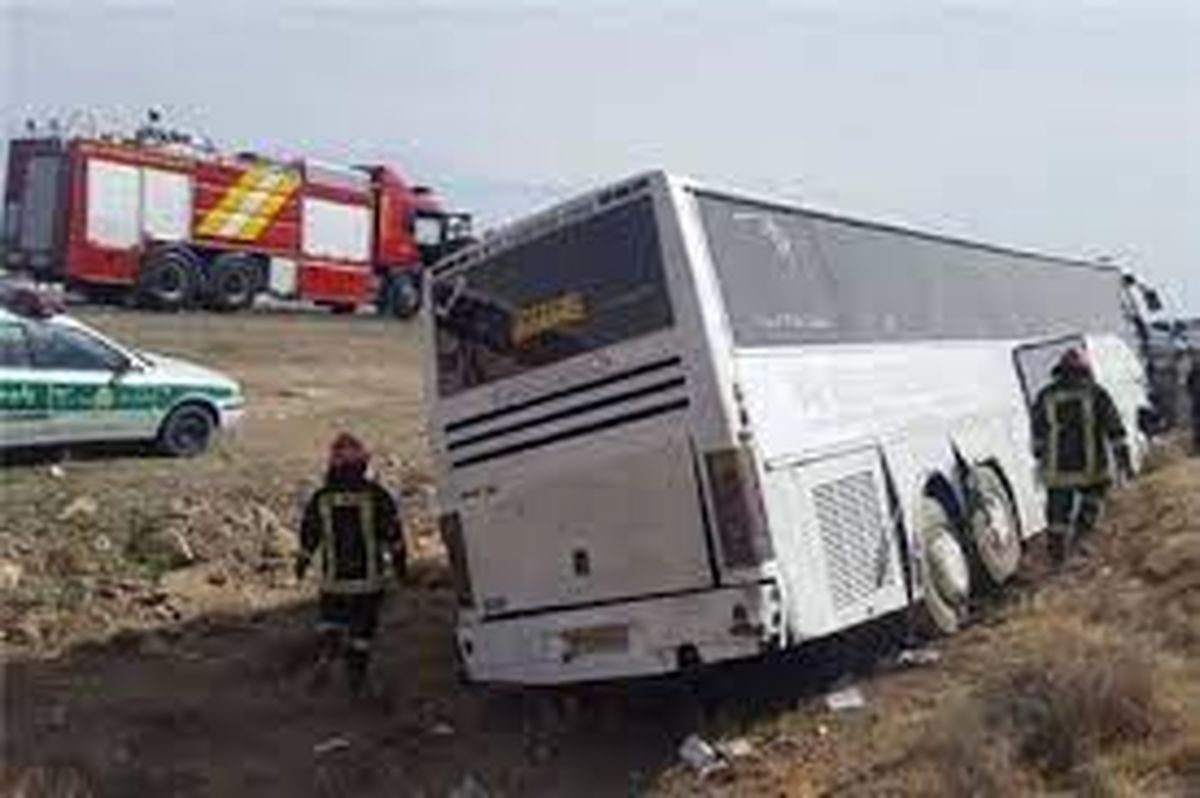 واژگونی اتوبوس اسکانیا با ۵۹ سرنشین در اراک/ ویدئو