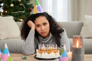 چرا برخی افراد در روز تولد خود غمگینند؟