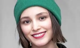 فرشته حسینی در حال تلبیغ کیف و لباس/ ویدئو