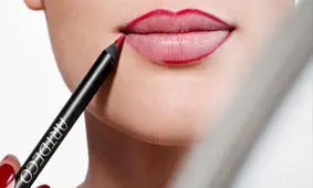 ترفندهایی که آرایشگران لو نمی دهند؛ تغییر فرم لب فقط با یک خط لب ساده/ تصاویر