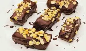 آشپزی در ماه رمضان؛ اسنیکرز خانگی با خرما