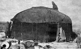 سفر به تاریخ؛ عکس یادگاری «عروس ترکمن» در کنار خانواده‌اش در دوران قاجار