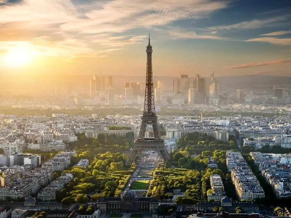 از برج ایفل تا خیابان شانزه‌لیزه؛ راهنمای کامل سفر به پاریس با پرواز از تهران
