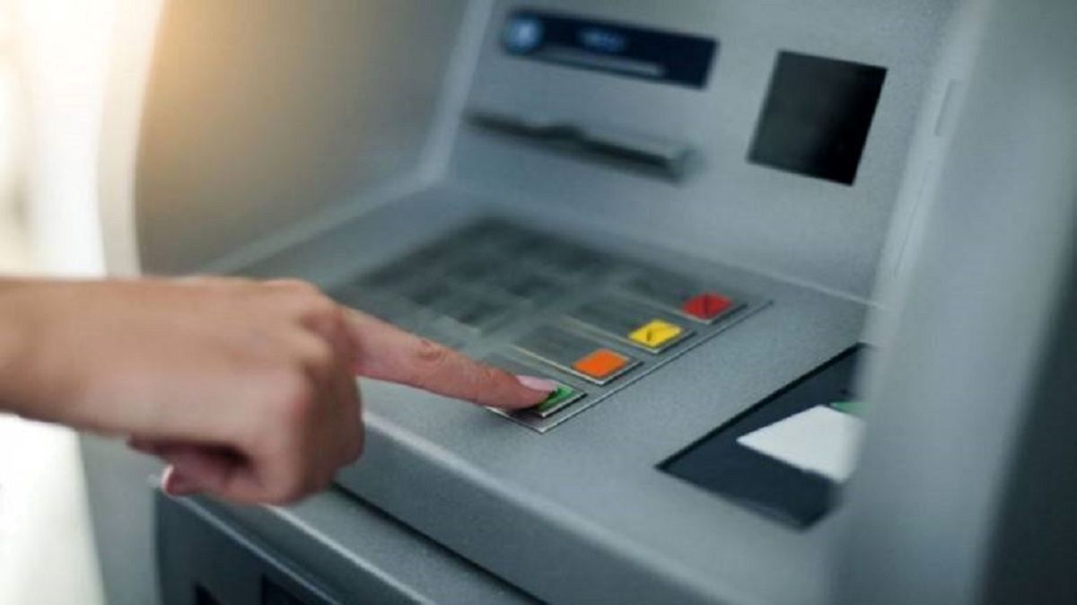 گیر کردن دست یک دختر در دستگاه خودپرداز/ ویدئو