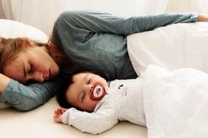 خوابیدن کودک در اتاق والدین چه مضراتی دارد؟