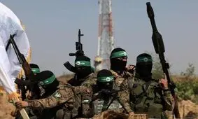 نیروهای حماس در مسیر حرکت آوارگان فلسطینی و نشان دادن علامت پیروزی، با آنها دست دادند/ ویدئو