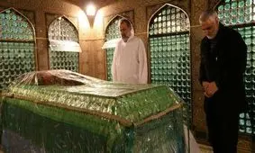 مکالمۀ شنیده نشده شهیدان سلیمانی و رئیسی در داخل ضریح امام رضا(ع)/ ویدئو