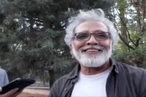 حمله بهروز افخمی به پرویز پرستویی و منتقدان خنده او در محل قتل داریوش مهرجویی/ ویدئو

