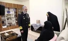 سرلشکر موسوی به نمایندگی از رهبر انقلاب، درجه سپهبدی شهید باقری را به خانواده وی تقدیم کرد
