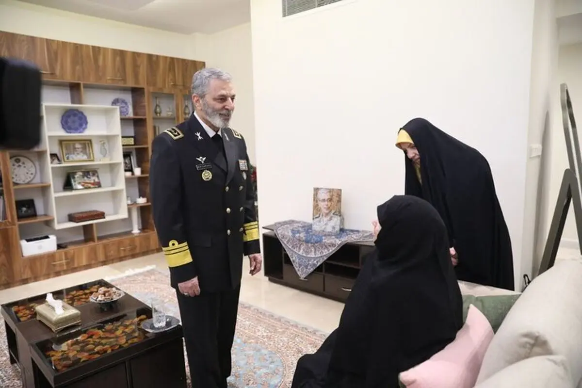 سرلشکر موسوی به نمایندگی از رهبر انقلاب، درجه سپهبدی شهید باقری را به خانواده وی تقدیم کرد