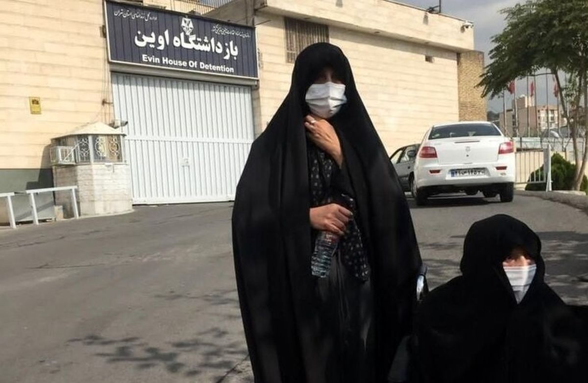 همسر و دختر هاشمی رفسنجانی مقابل زندان اوین/ فاطمه هاشمی: مادر مات و مبهوت بود