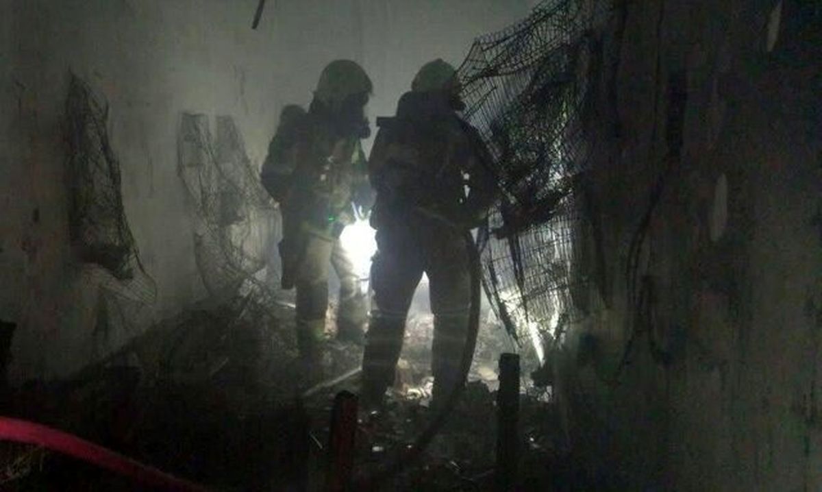 نجات ۳۰ نفر از حریق یک پرندهفروشی در خلازیر