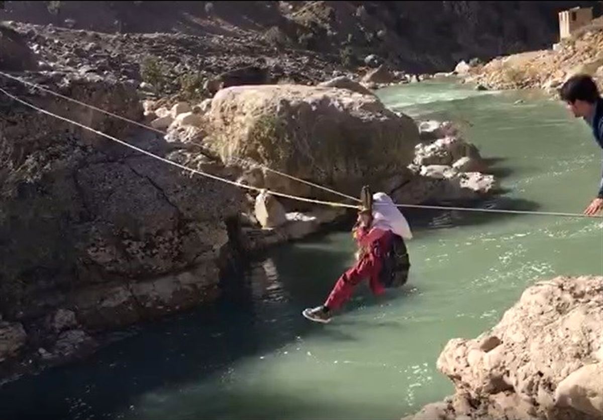 اهالی این روستا با سیم بوکسل از روی رودخانه تردد میکنند