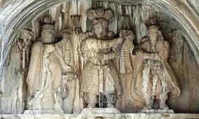 تصویر نخستین زن در ایران که بر تخت پادشاهی نشست