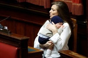 شیر دادن نماینده مجلس به نوزادش خبرساز شد/ ویدئو