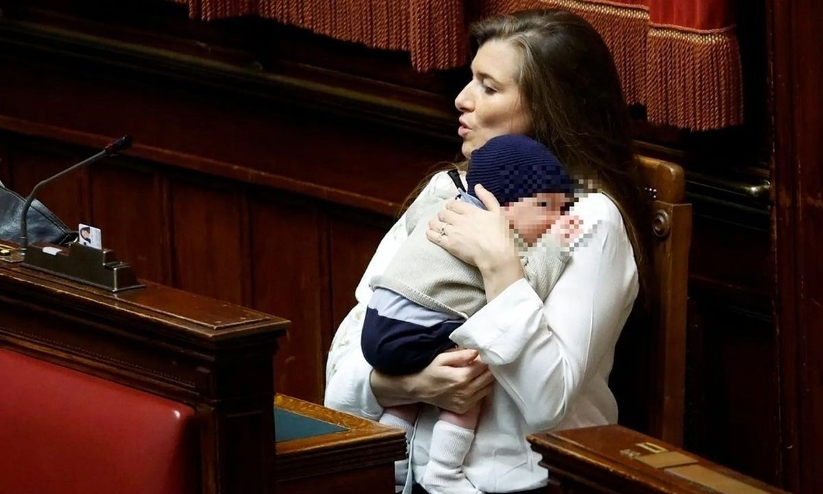 شیر دادن نماینده مجلس به نوزادش خبرساز شد/ ویدئو
