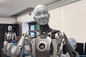 پیشرفته‌ترین ربات انسان‌نما/ او بیدار می شود و به ما لبخند می زند، خواستنی‌ست یا ترسناک؟!/ ویدئو