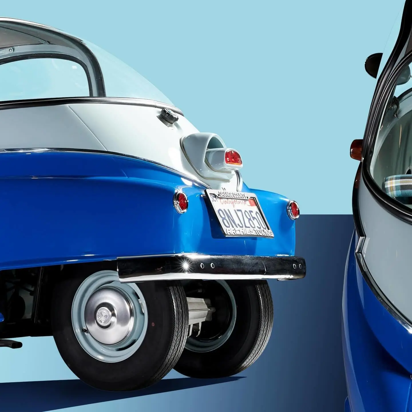 تصویر یک خودروی مینیاتوری کلاسیک به نام BMW Isetta (ب‌ام‌و ایزتا) که به دلیل طراحی گرد و کوچک خود به "خودروی حبابی" (Bubble Car) مشهور است، و در دهه ۱۹۵۰ نقش کلیدی در نجات مالی شرکت ب‌ام‌و از ورشکستگی ایفا کرد.