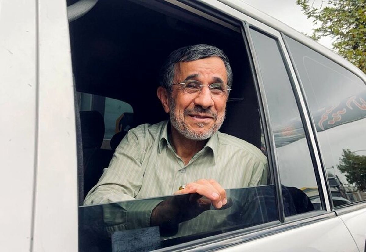 دفتر احمدی نژاد حصر او را تکذیب کرد

