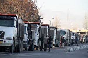 اعتراض کامیون‌داران تبریز به فروش کامیونهای غلامرضا پهلوی/ رئیس بانک مرکزی: هر سال ۶۰۰ هزار نفر از ایران می روند