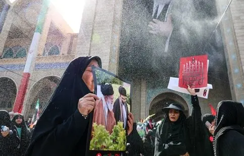 وداع ایران با قائد شهید در مصلی تهران| تصاویر
