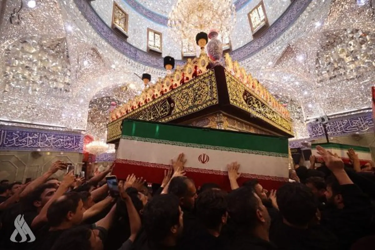 طواف پیکر رهبر شهید در حرم حضرت عباس/ تصاویر