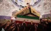 طواف پیکر رهبر شهید در حرم حضرت عباس/ تصاویر