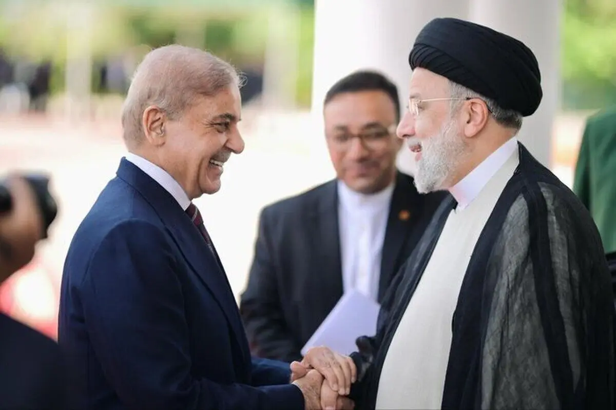 نخست وزیر پاکستان برای عرض تسلیت در سفارت ایران در اسلام‌آباد حضور یافت/ ویدئو

