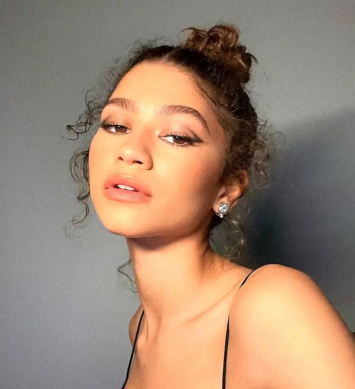 آرایش چشم زندایا