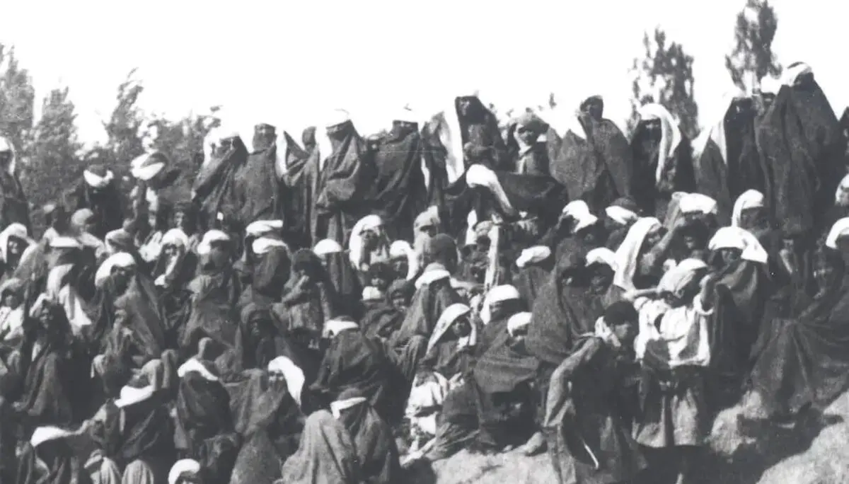 سفر در زمان؛ زن‌های بروجردی در خاکریز خندق در انتظار کاروان ناصرالدین شاه؛ 135 سال قبل