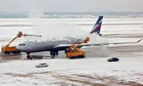 زمین‌گیر شدن هواپیماهای فرودگاه مشهد در برف/ ویدئو