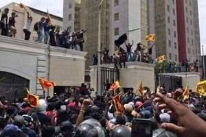 رهبر سریلانکا پس از هجوم معترضان از خانه خود گریخت/ معترضان راجاپاکسا را مقصر بحران اقتصادی بی‌سابقه می دانند

