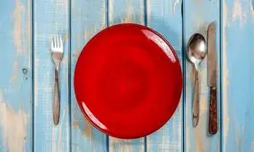 رنگ بشقاب چه تأثیری در طعم غذا دارد؟