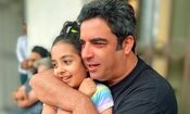عکس صمیمی منوچهر هادی با مادر و دخترش