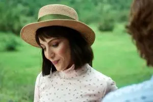 تصویری از ژست خاص شیرین سریال تاسیان در خیابان های تهران