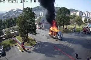 آتشسوزی کامیون در خیابانهای چین/ ویدئو