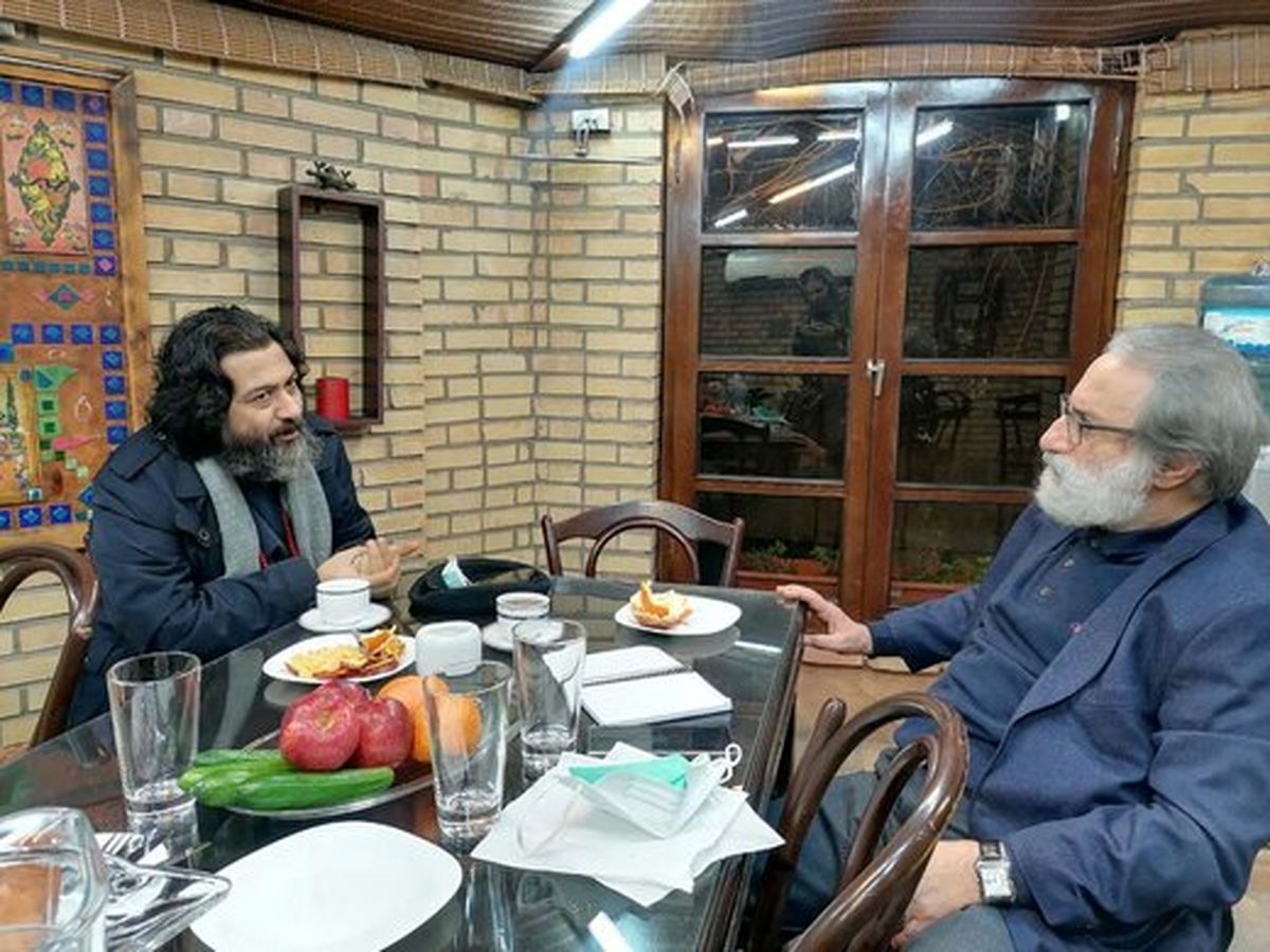 چرا تندروهای داخلی و اپوزیسیون خارج از کشور، همزمان یقه فرهادی را میگیرند؟