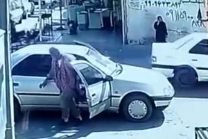 لحظه سرقت مسلحانه از طلافروشی در خیابان معلم رودان هرمزگان/ ویدئو