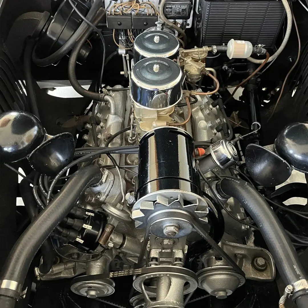 نمای کناری خودروی کلاسیک سیزیتالیا ۸۰۸XF مدل ۱۹۵۲ به رنگ آبی متالیک با طراحی بدنه گیا و رینگ‌های کلاسیک کرومی در فضای باز.