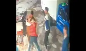 تصاویری از ضربات وحشیانه قمه‌کشان بر سر یک جوان