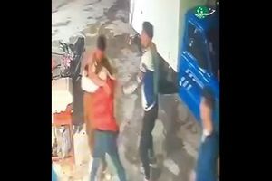 تصاویری از ضربات وحشیانه قمه‌کشان بر سر یک جوان